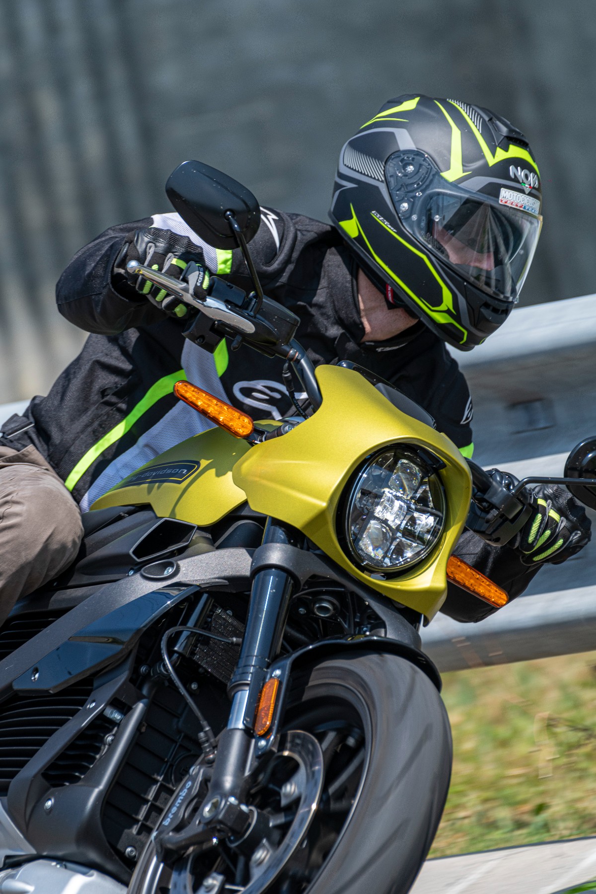 NOS &ndash; New Own Style. Włoski producent kask&oacute;w wchodzi na polski rynek. Poznaj jego historię i produkty!