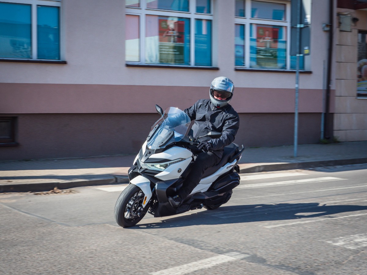 Voge SR4 Max &ndash; z kamerą wśr&oacute;d miejskich zwierząt [maxiskuter, test, opinia, recenzja, dane techniczne, cena]