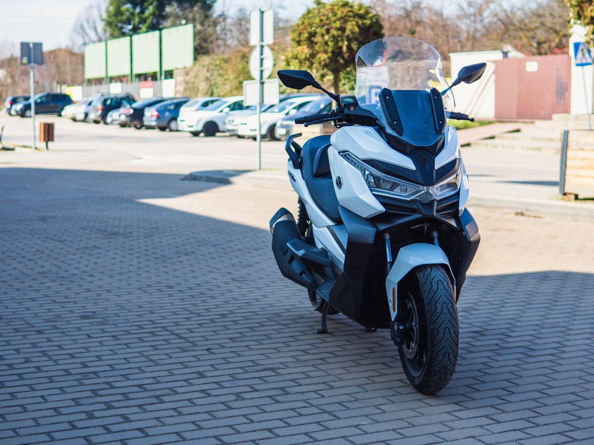 Voge SR4 Max &ndash; z kamerą wśr&oacute;d miejskich zwierząt [maxiskuter, test, opinia, recenzja, dane techniczne, cena]