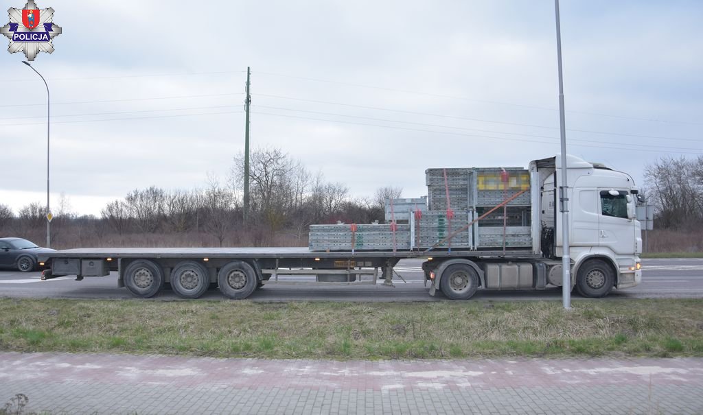 Zderzenie na pasie rozbiegowym w Zamościu. Policja wstępnie wskazała sprawcę wypadku, burza w komentarzach [film, video]