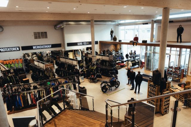 Jak ubrać się na motocykl? Może w niemieckiego Helda? Sprawdziliśmy jak to jest robione!