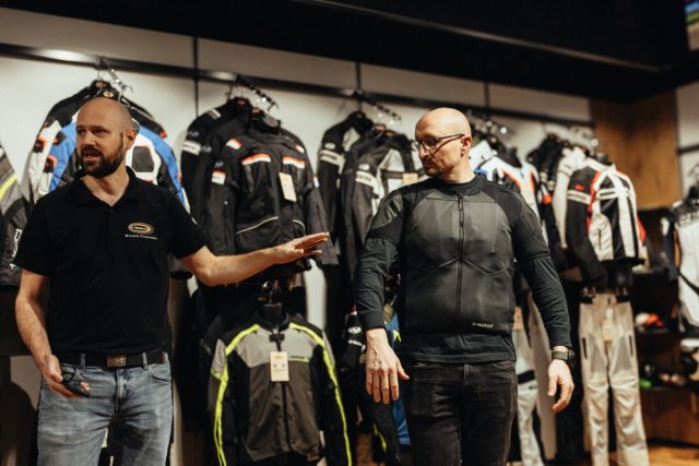 Jak ubrać się na motocykl? Może w niemieckiego Helda? Sprawdziliśmy jak to jest robione!