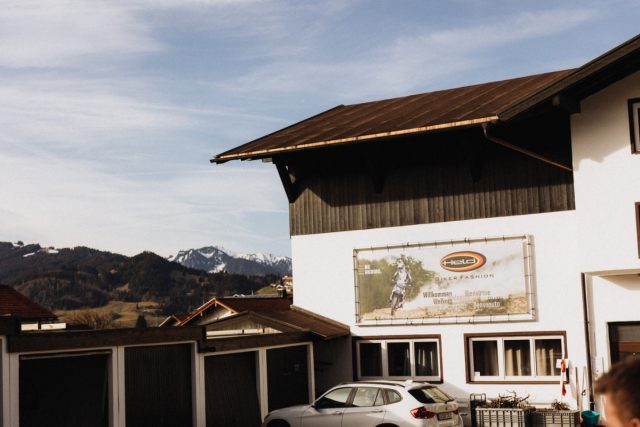 Jak ubrać się na motocykl? Może w niemieckiego Helda? Sprawdziliśmy jak to jest robione!