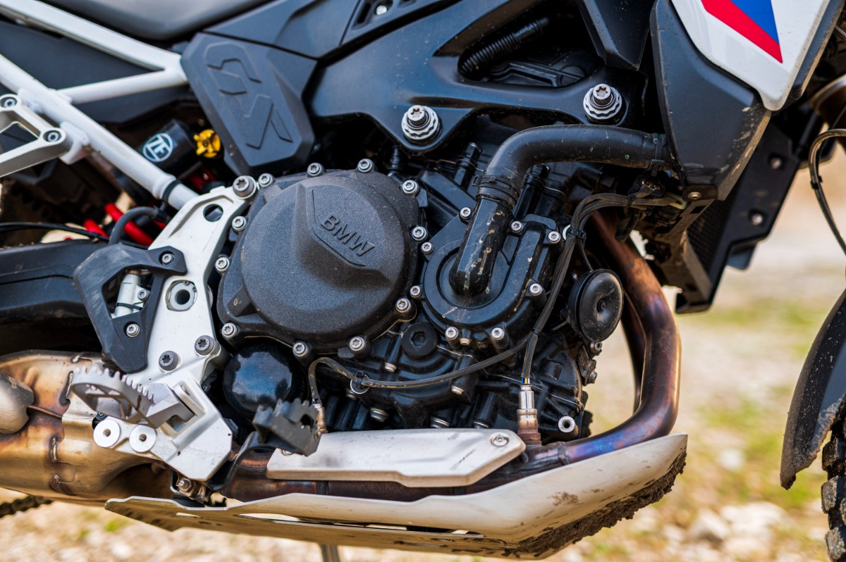 BMW F 900 GS. Precyzyjne niemieckie narzędzie szosowo-offroadowe [test, recenzja, opinia, dane techniczne, cena, ile waży, 2024]