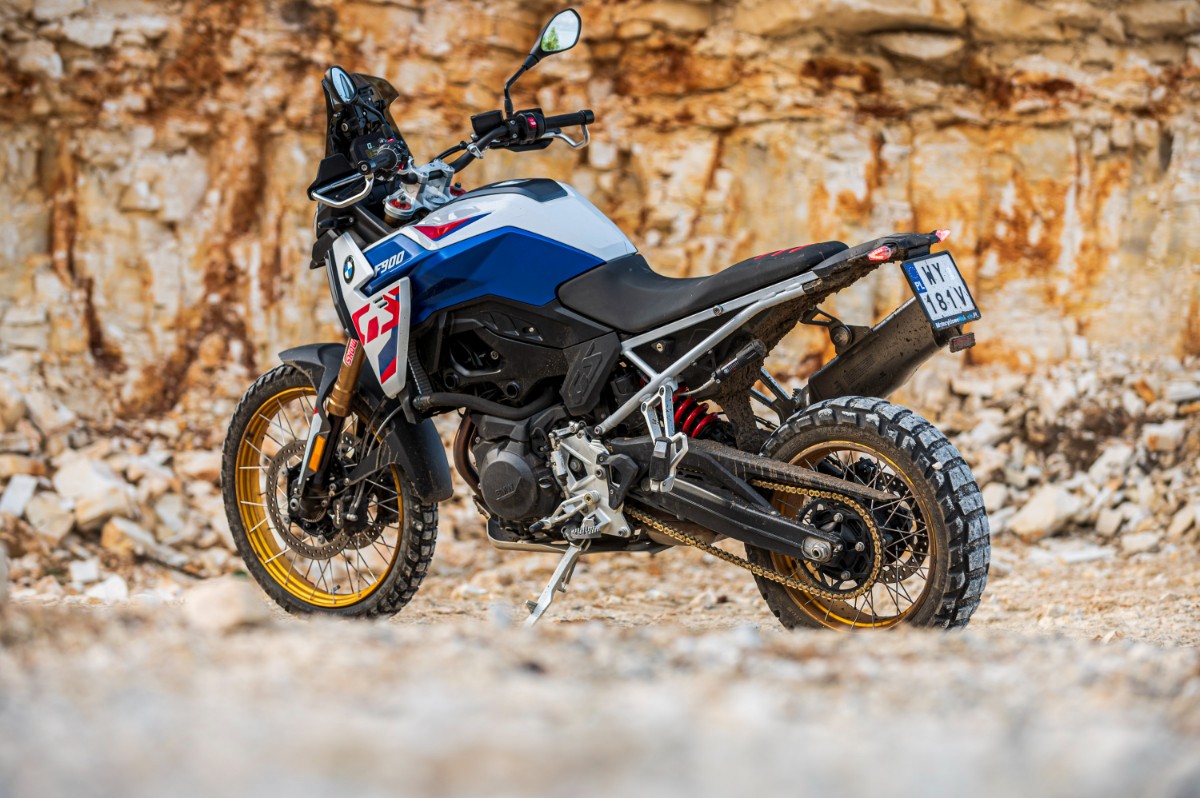 BMW F 900 GS. Precyzyjne niemieckie narzędzie szosowo-offroadowe [test, recenzja, opinia, dane techniczne, cena, ile waży, 2024]