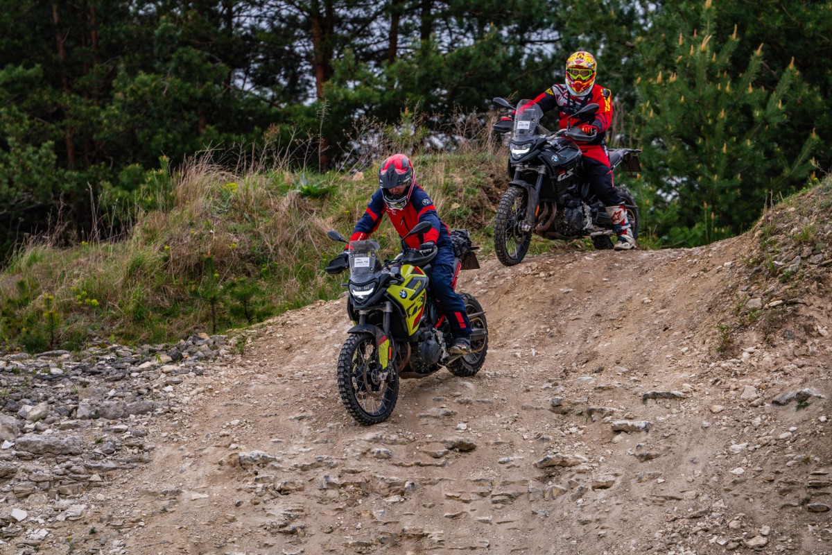 BMW F 900 GS. Precyzyjne niemieckie narzędzie szosowo-offroadowe [test, recenzja, opinia, dane techniczne, cena, ile waży, 2024]