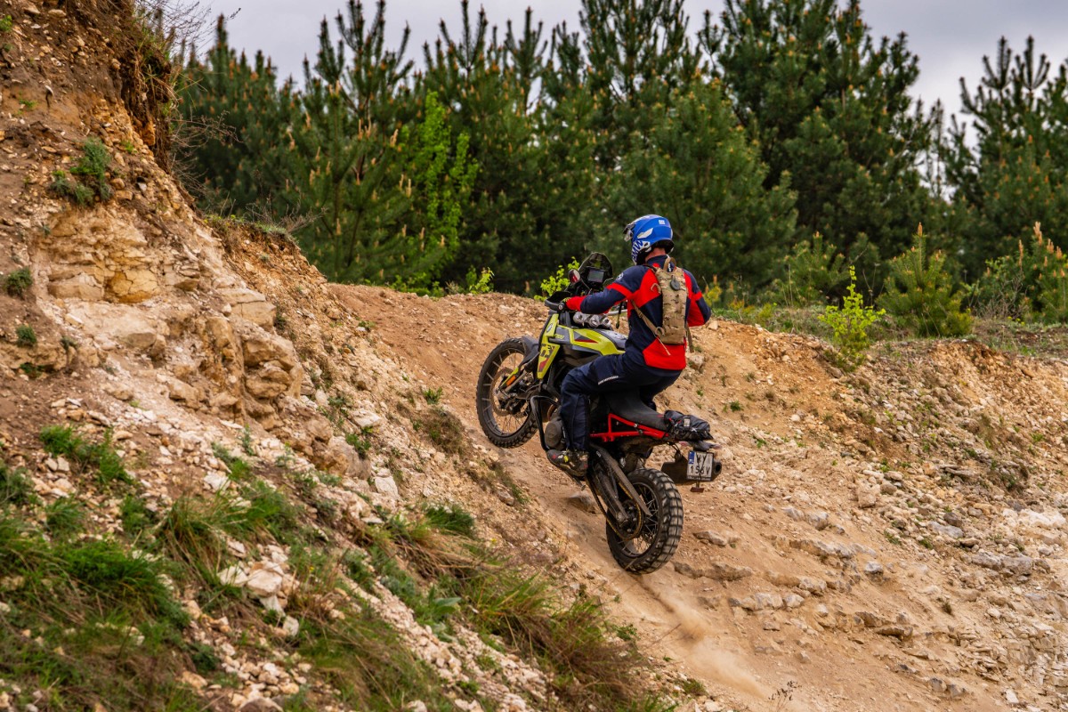 BMW F 900 GS. Precyzyjne niemieckie narzędzie szosowo-offroadowe [test, recenzja, opinia, dane techniczne, cena, ile waży, 2024]