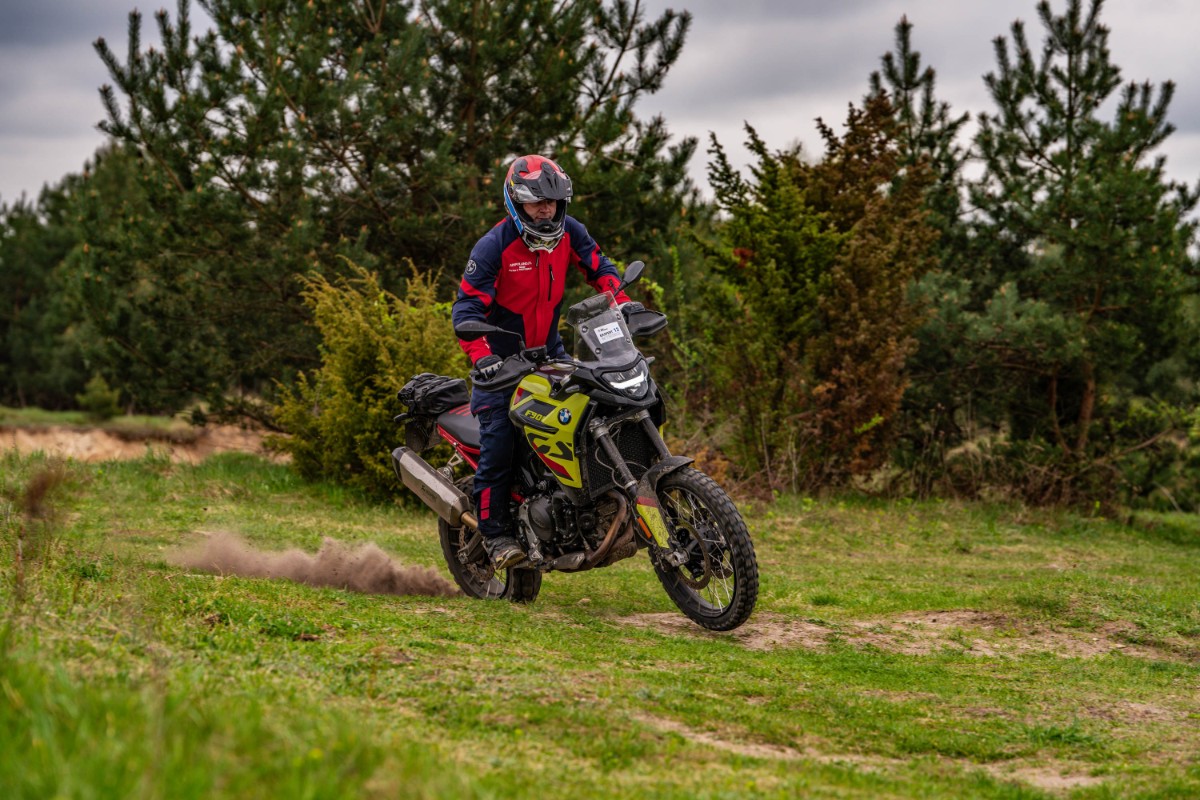 BMW F 900 GS. Precyzyjne niemieckie narzędzie szosowo-offroadowe [test, recenzja, opinia, dane techniczne, cena, ile waży, 2024]