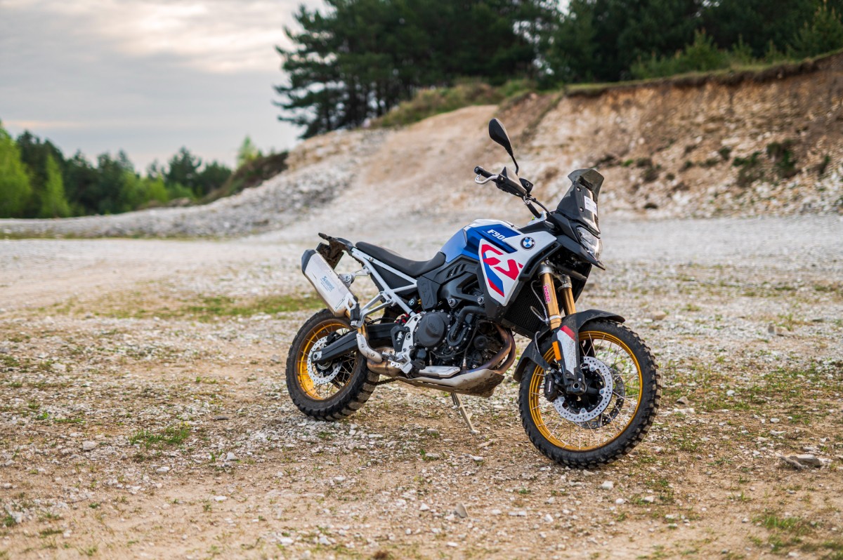 BMW F 900 GS. Precyzyjne niemieckie narzędzie szosowo-offroadowe [test, recenzja, opinia, dane techniczne, cena, ile waży, 2024]