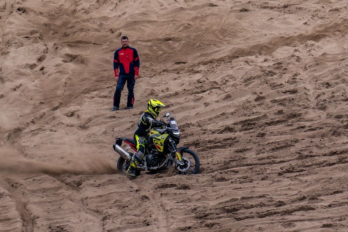 BMW F 900 GS. Precyzyjne niemieckie narzędzie szosowo-offroadowe [test, recenzja, opinia, dane techniczne, cena, ile waży, 2024]