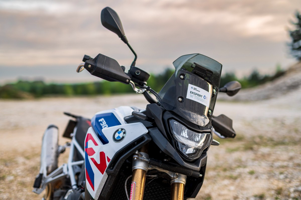 BMW F 900 GS. Precyzyjne niemieckie narzędzie szosowo-offroadowe [test, recenzja, opinia, dane techniczne, cena, ile waży, 2024]