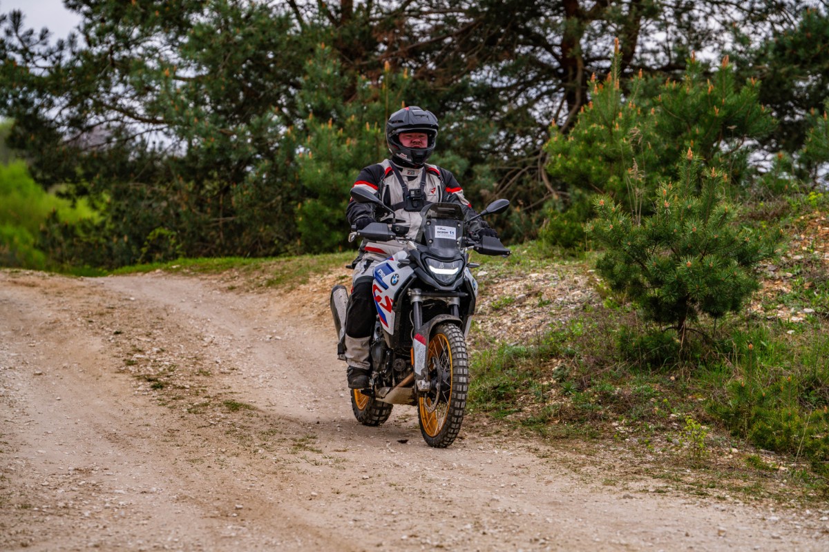 BMW F 900 GS. Precyzyjne niemieckie narzędzie szosowo-offroadowe [test, recenzja, opinia, dane techniczne, cena, ile waży, 2024]