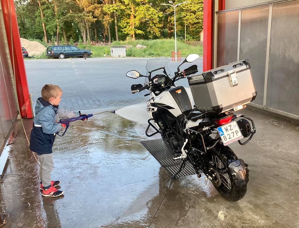 Zęby Miauczyńskiego, czyli&nbsp;8 drobnych rzeczy, kt&oacute;re wkurzają mnie jako motocyklistę [felieton]