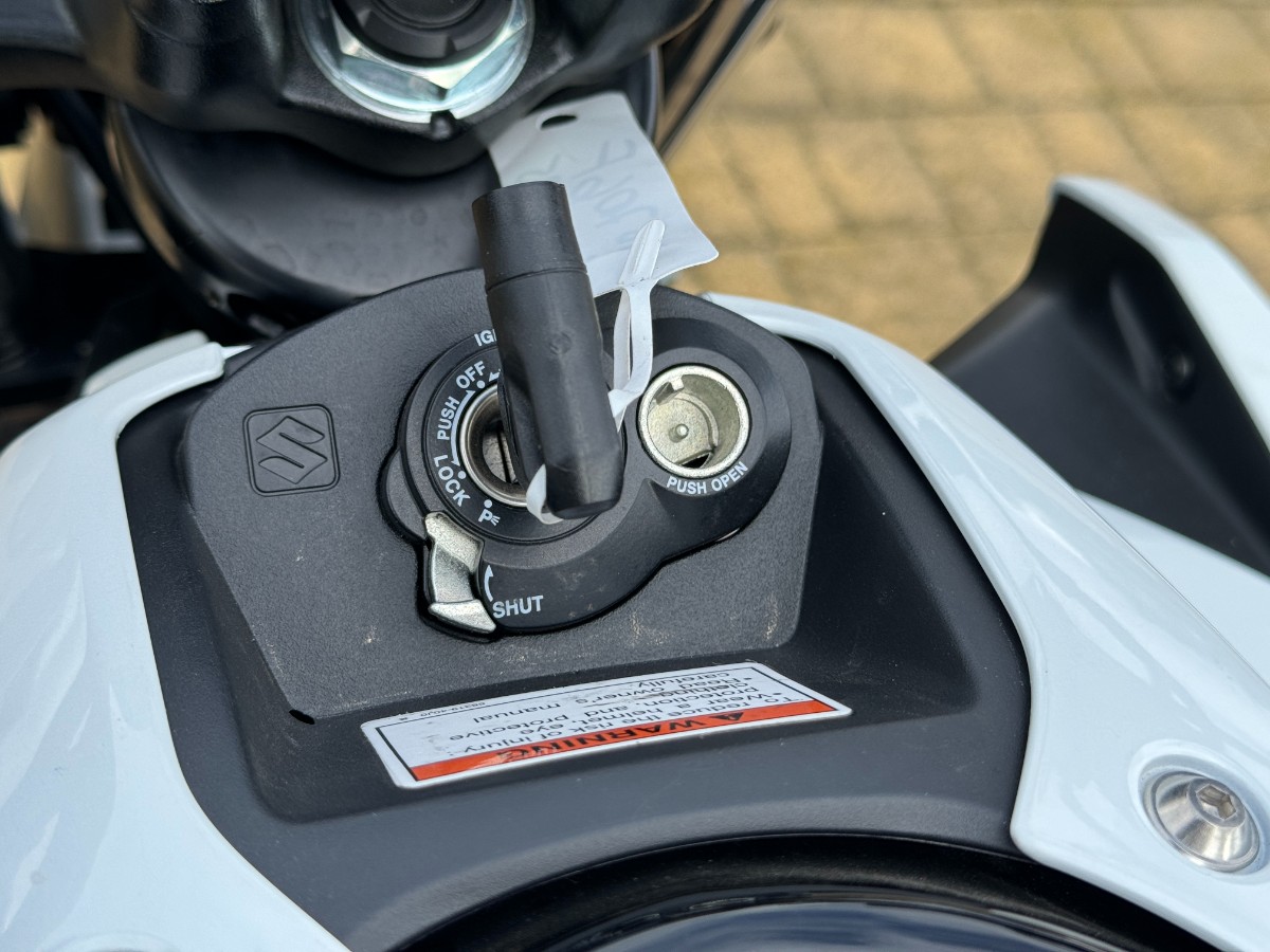 Suzuki GSX-S125. Japoński motocykl 125 cm3 dla młodzieży i dorosłych, dla chłopaka i dziewczyny [test, dane techniczne, cena, opinia recenzja, naked]