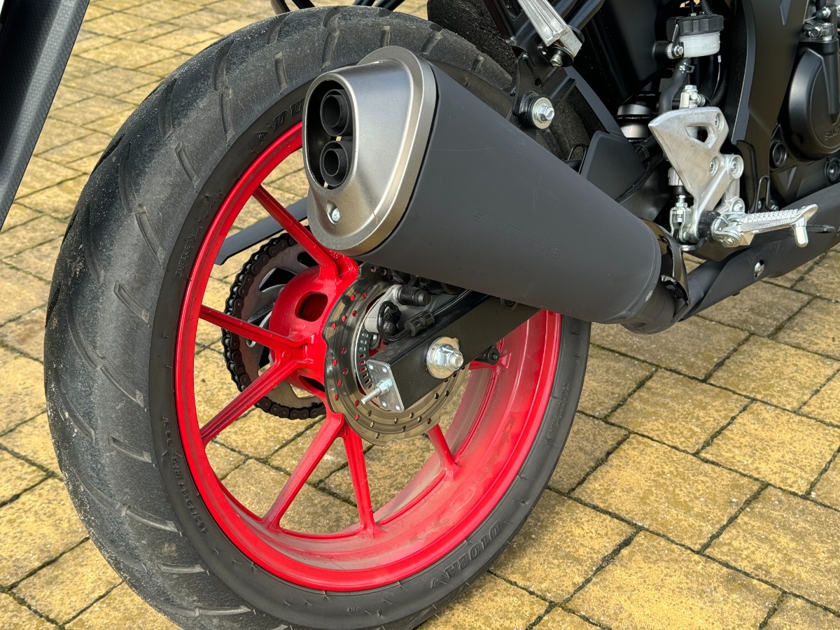 Suzuki GSX-S125. Japoński motocykl 125 cm3 dla młodzieży i dorosłych, dla chłopaka i dziewczyny [test, dane techniczne, cena, opinia recenzja, naked]