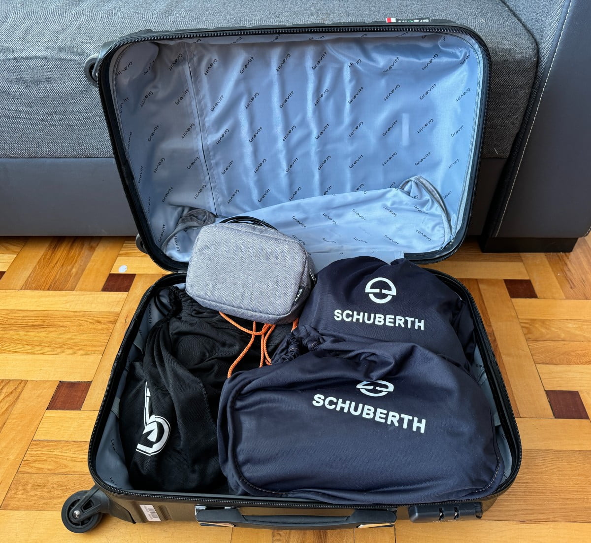 Lecimy tam, gdzie ciepło. Jak ekonomicznie spakować się na motocyklowy wyjazd&hellip; samolotem [jak się ubrać, co zabrać, poradnik]