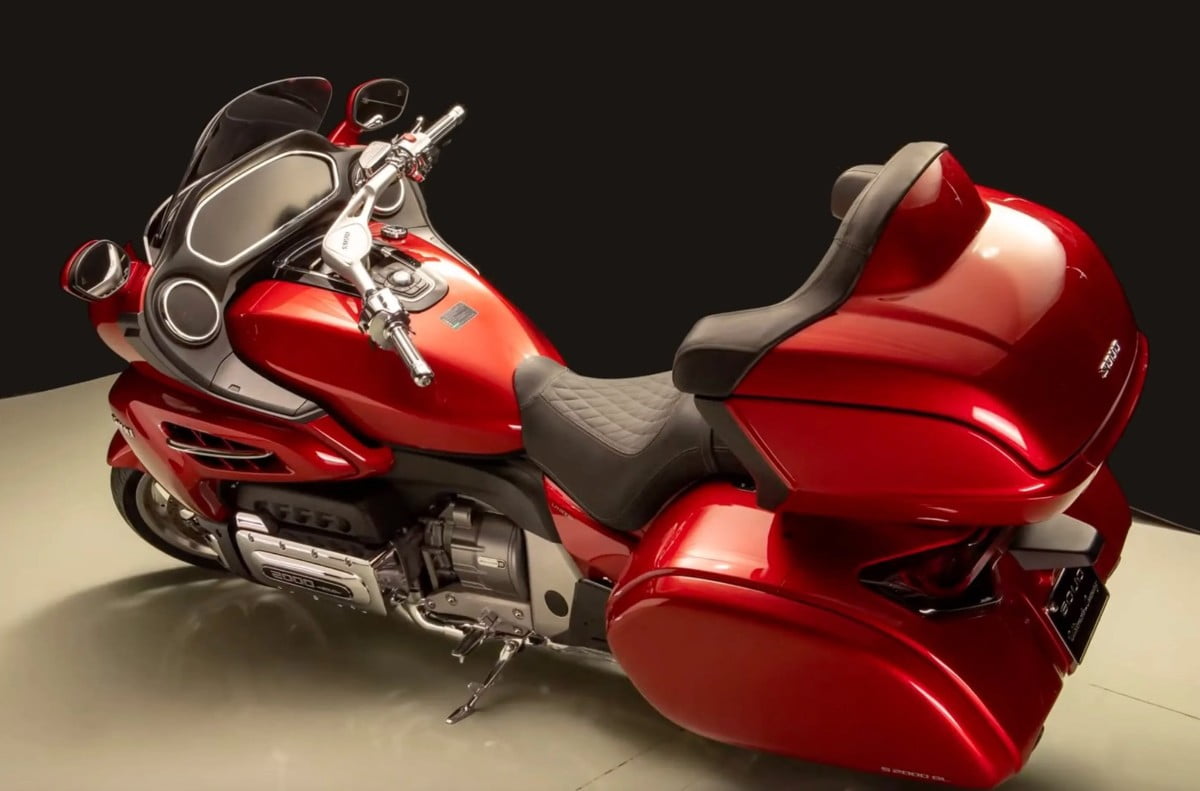 Osiem cylindr&oacute;w, nieskończony luksus. Oto Souo S 2000 ST &ndash; chiński rywal Gold Winga