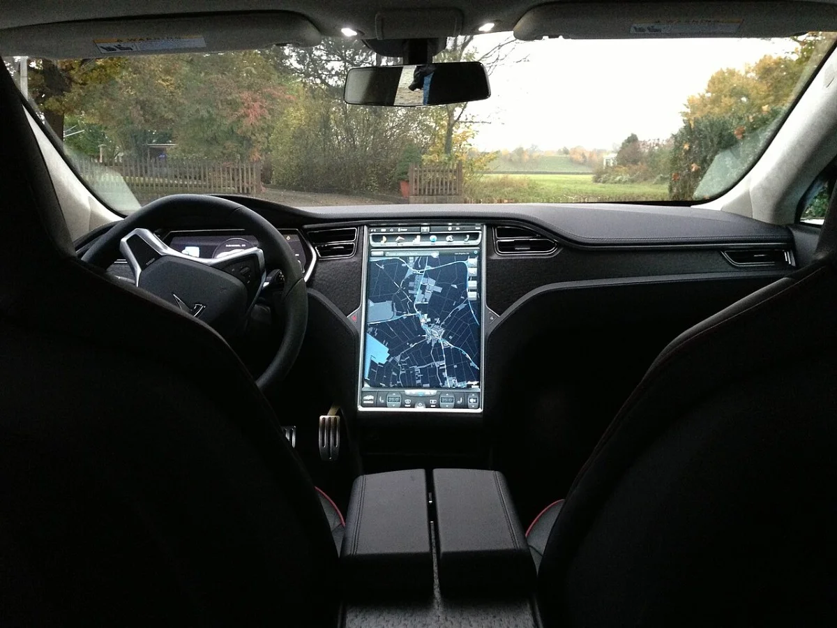 Tesla Model S autonomicze auto samochod elektryczny 2 Jeździsz elektrykiem, ale i tak nie unikniesz opłaty paliwowej. Jeden kraj już rozpoczął przygotowania
