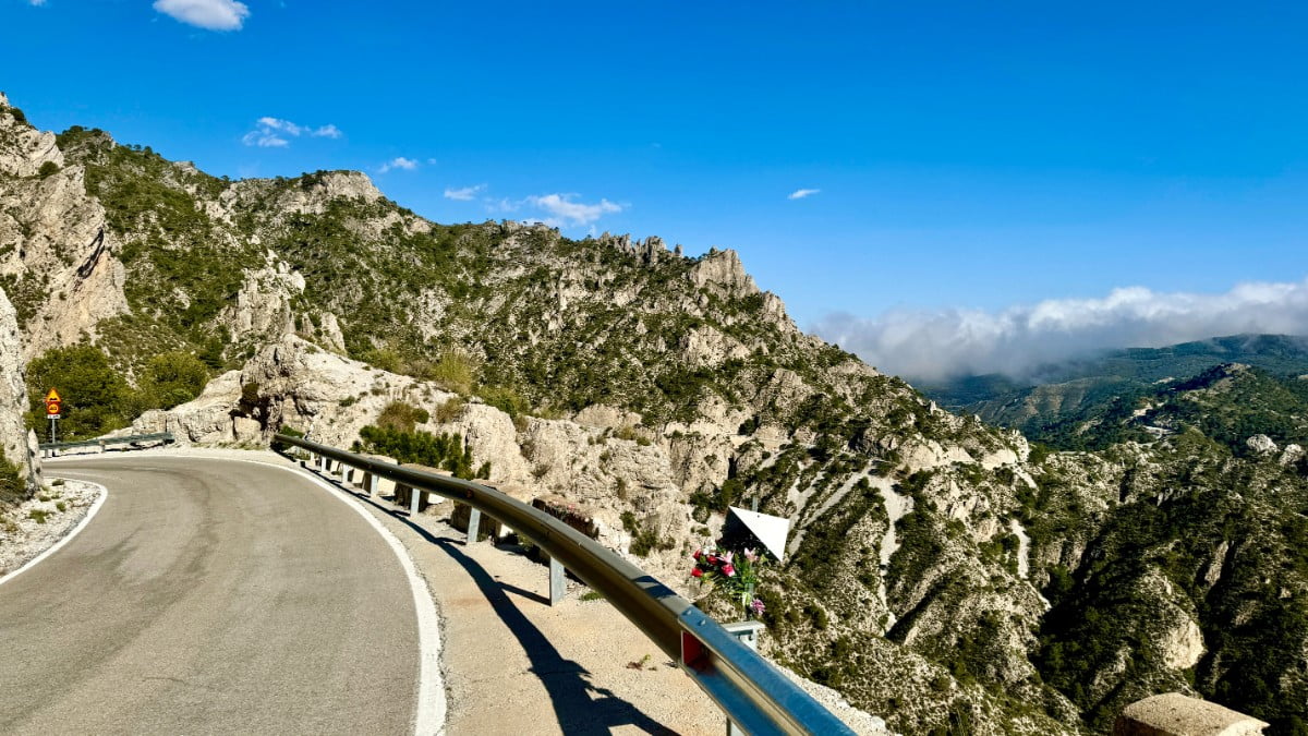 Andaluzja motocyklem. Z czego słynie południe Hiszpanii i kt&oacute;re trasy są najlepsze? Część 1 [Malaga, Otivar, Nerja, Sierra Nevada, Trevelez]
