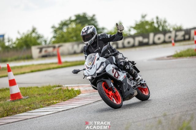 Tanie torowanie z Track Academy – tu zawsze świeci słońce i łamane są życi&oacute;wki! [Tor Ł&oacute;dź – relacja]