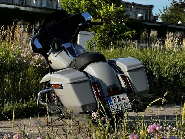 Harley-Davidson Street Glide 2024, czyli walka klasyki z nowoczesnością [test, opinia, wady, zalety, dane techniczne]