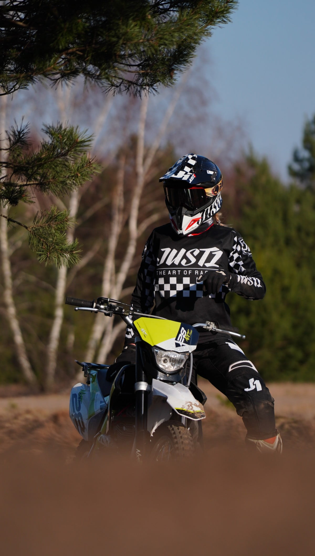 Jak lądować, to na miękkim. Gdzie jazda motocyklem jest bezpieczniejsza: na asfalcie czy w terenie?