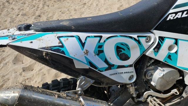 Test Kove 450 Rally – wyprawowe enduro na każdą kieszeń [opinia, wady, zalety, dane techniczne, waga, wysokość siedzenia]
