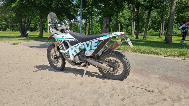 Test Kove 450 Rally – wyprawowe enduro na każdą kieszeń [opinia, wady, zalety, dane techniczne, waga, wysokość siedzenia]