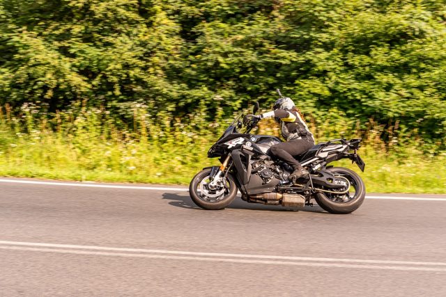 Nowe BMW S 1000 XR 2024 – zwycięski superbike dla turysty [test.pl, dane techniczne, wady, zalety, opinia, cena]