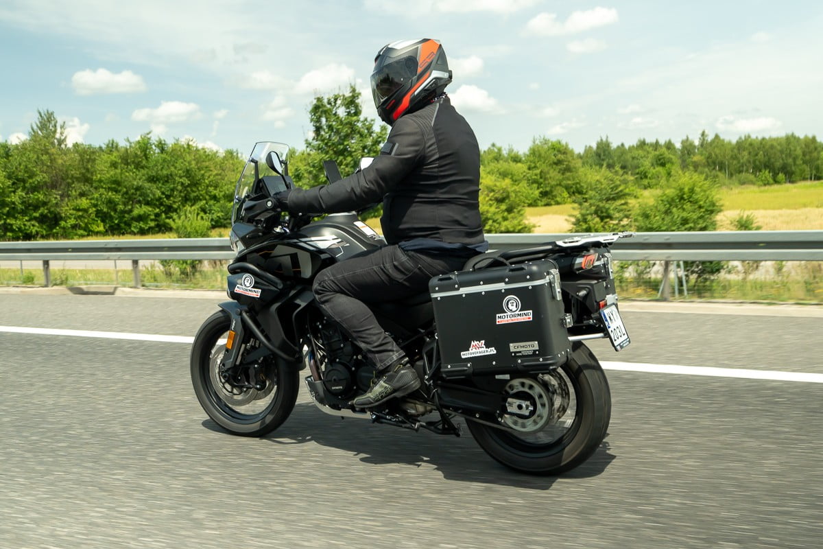 CFMoto 800MT Explore – kompletny motocykl turystyczny. Nie ma drzwi, a wchodzi z drzwiami [test, opinia, recenzja, dane techniczne, cena]