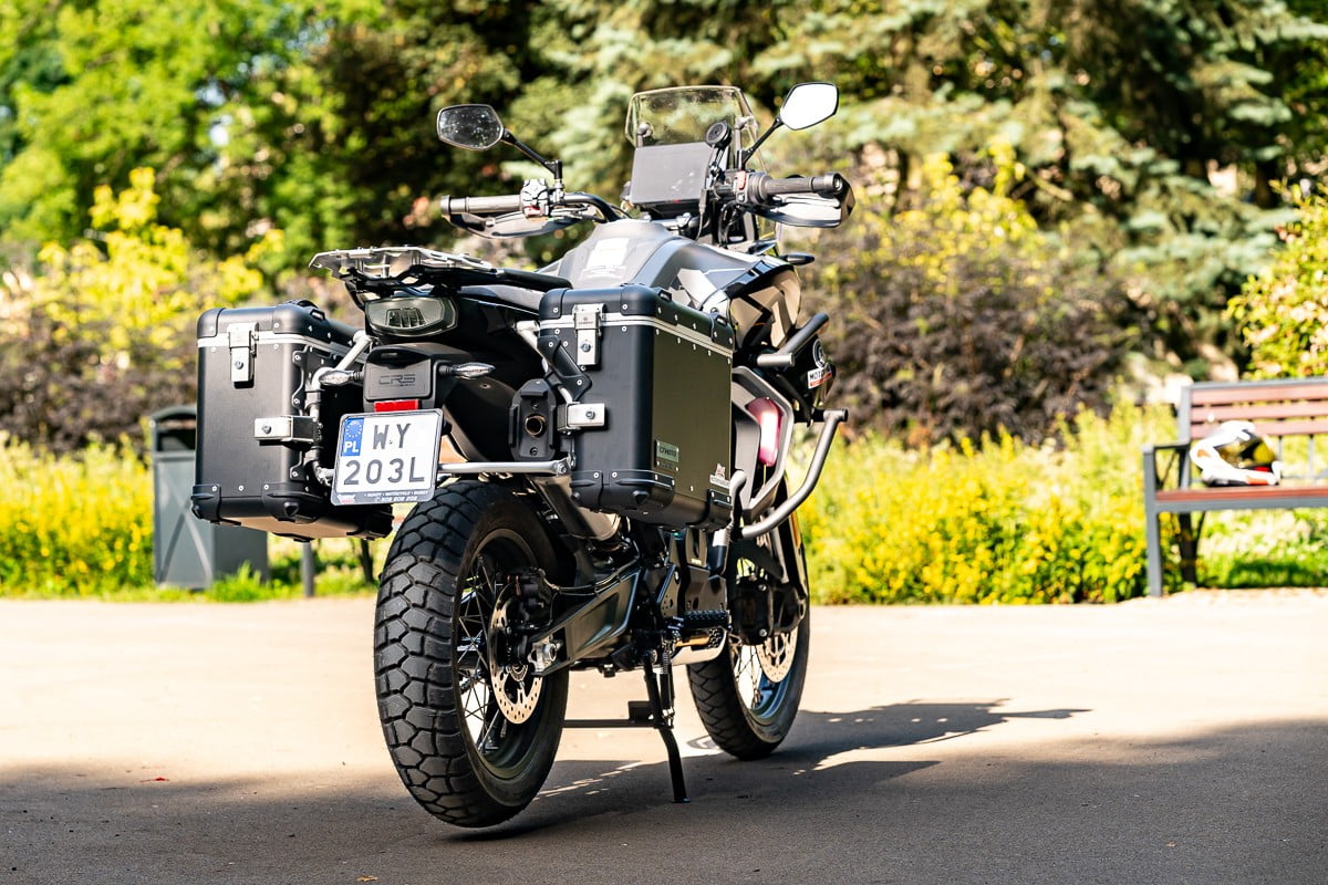 CFMoto 800MT Explore – kompletny motocykl turystyczny. Nie ma drzwi, a wchodzi z drzwiami [test, opinia, recenzja, dane techniczne, cena]