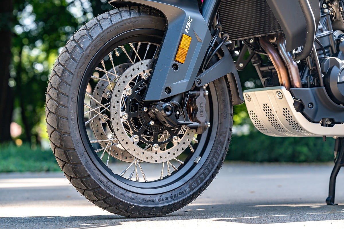 CFMoto 800MT Explore – kompletny motocykl turystyczny. Nie ma drzwi, a wchodzi z drzwiami [test, opinia, recenzja, dane techniczne, cena]