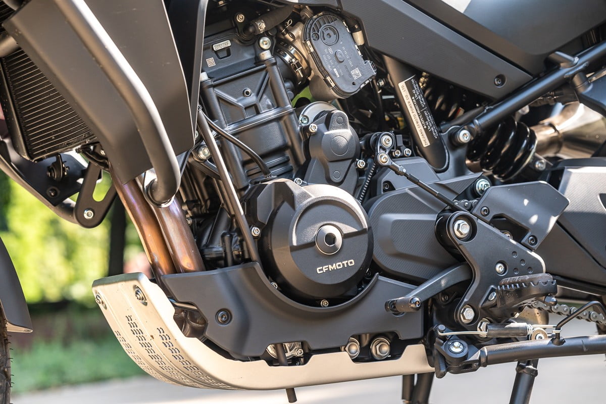 CFMoto 800MT Explore – kompletny motocykl turystyczny. Nie ma drzwi, a wchodzi z drzwiami [test, opinia, recenzja, dane techniczne, cena]