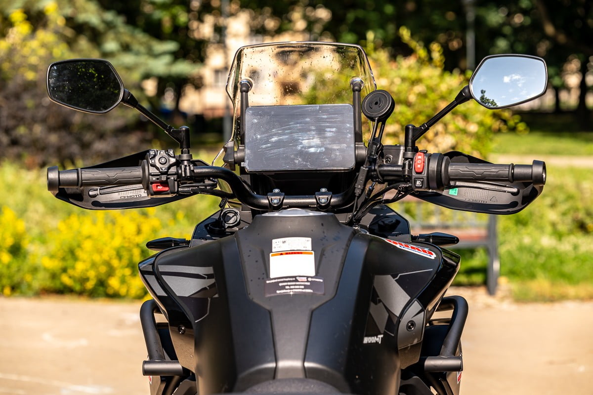 CFMoto 800MT Explore – kompletny motocykl turystyczny. Nie ma drzwi, a wchodzi z drzwiami [test, opinia, recenzja, dane techniczne, cena]