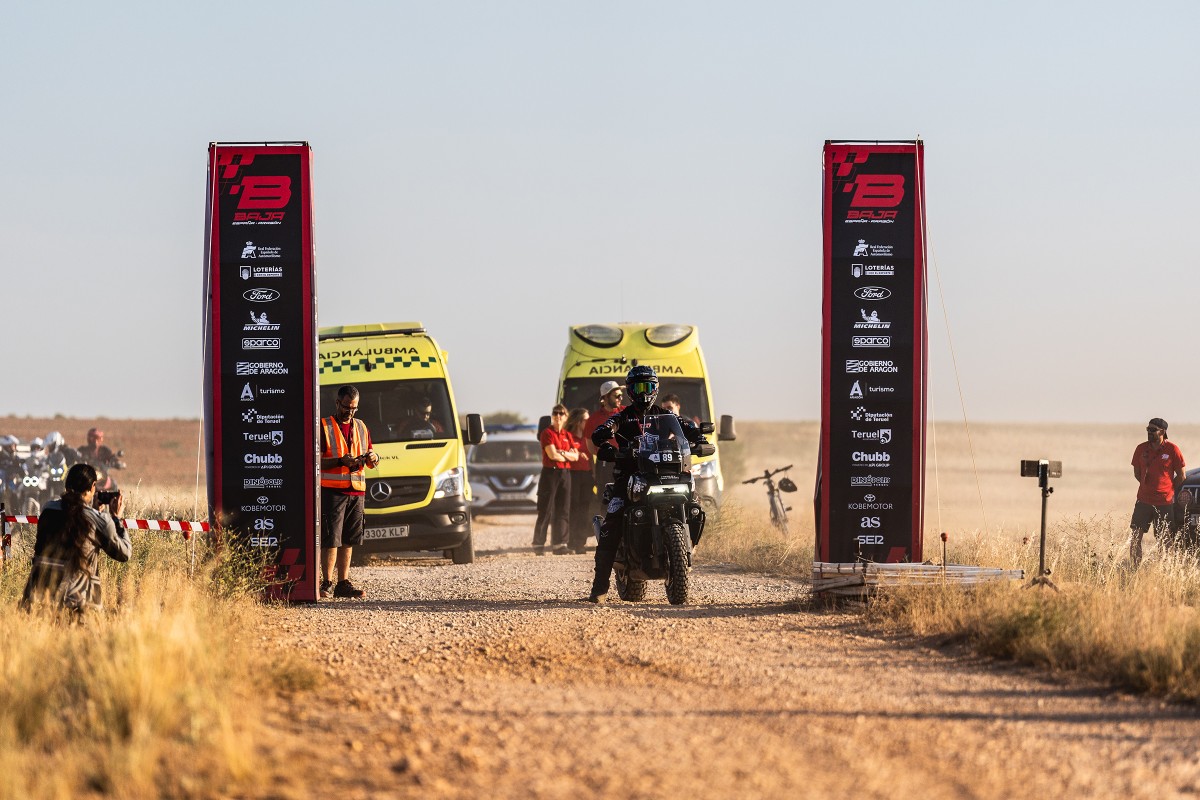 Joan Pedrero Na Harleyu Pan America 1250 zwycięzcą wyścigu Baja España Aragón w kategorii Maxi Trail