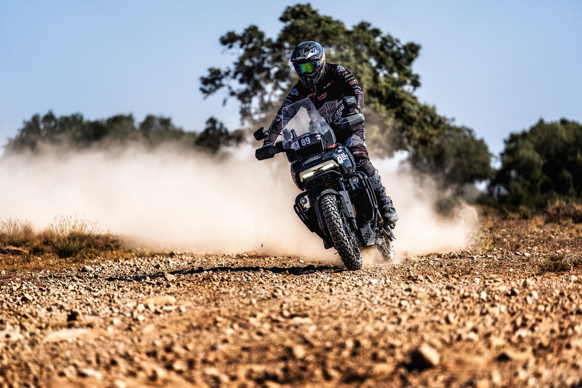 Joan Pedrero Na Harleyu Pan America 1250 zwycięzcą wyścigu Baja España Aragón w kategorii Maxi Trail