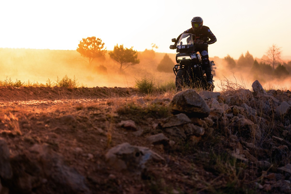 Joan Pedrero Na Harleyu Pan America 1250 zwycięzcą wyścigu Baja España Aragón w kategorii Maxi Trail