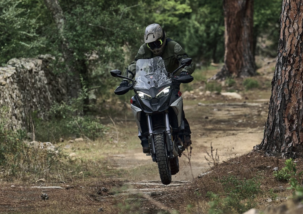 Dobre opony to podstawa. Kiedy zmienić fabryczne ogumienie w nowym motocyklu na znany model renomowanej firmy?
