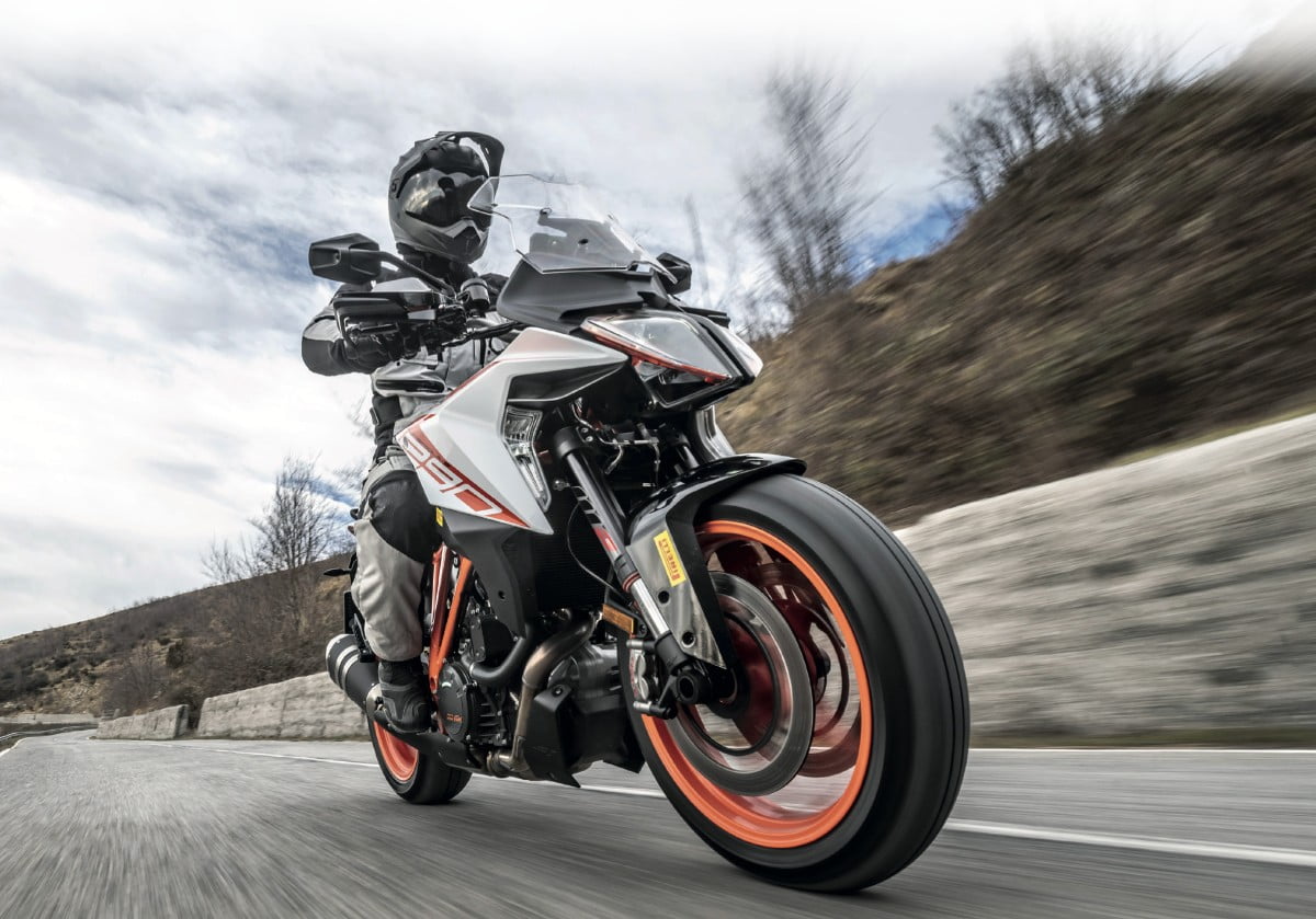 Dobre opony to podstawa. Kiedy zmienić fabryczne ogumienie w nowym motocyklu na znany model renomowanej firmy?