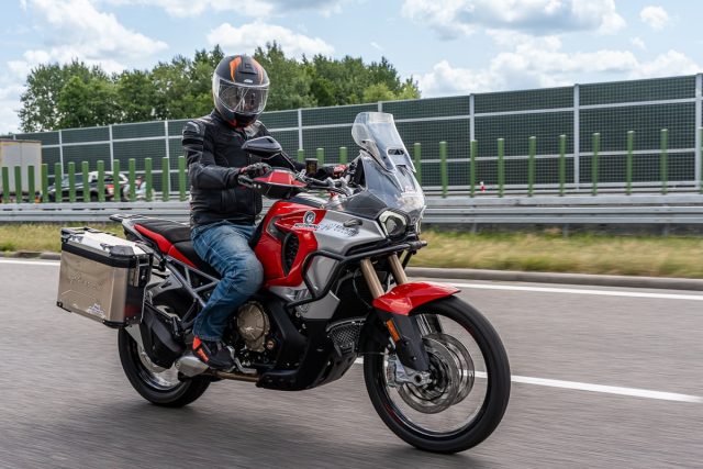 Zmiana limitu prędkości na polskich autostradach? Kierowcy zagłosowali! [wyniki ankiety]