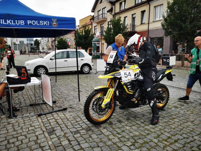 Ścigałem się moim V-Stromem 800 DE z Hołkiem i Giemzą w rajdzie Polskie Safari!