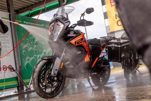 KTM 1290 Super Adventure S myjnia 20 błędów przy obsłudze i eksploatacji motocykla, które popełnia połowa motocyklistów