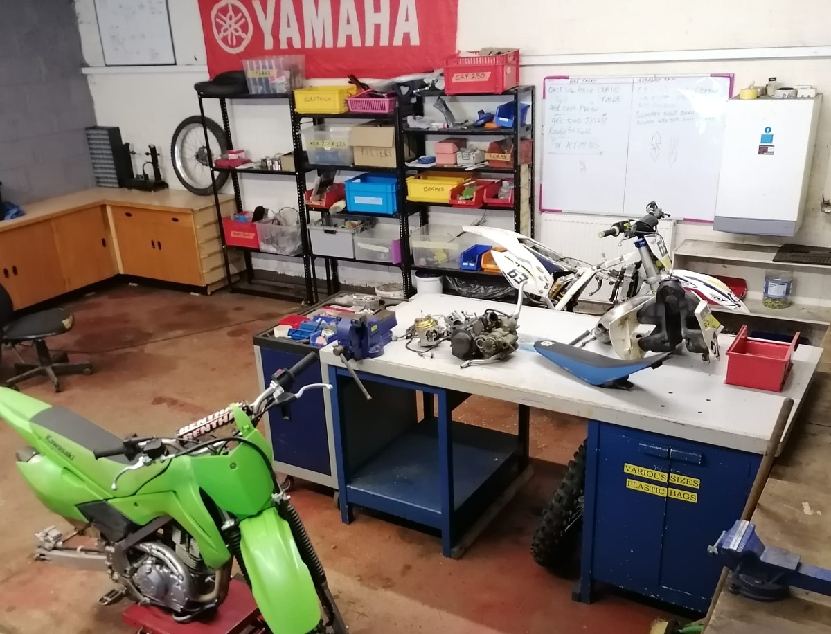 Udostępnili dzieciakom motocykle i tor. Liczba wypadk&oacute;w i policyjnych interwencji w sprawie nielegalnej jazdy drastycznie spadła&nbsp;