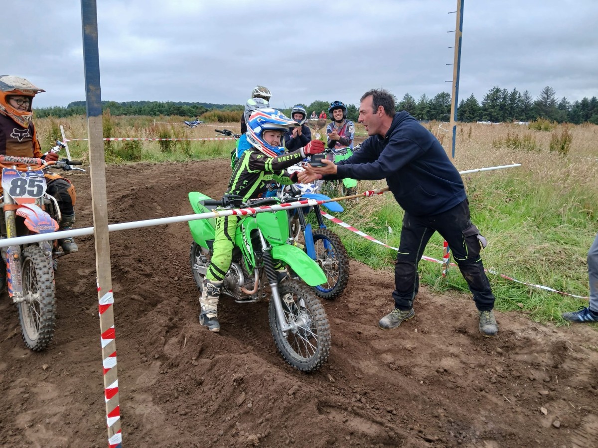 Udostępnili dzieciakom motocykle i tor. Liczba wypadk&oacute;w i policyjnych interwencji w sprawie nielegalnej jazdy drastycznie spadła&nbsp;