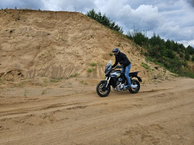 Moto Guzzi Stelvio 1000 – adventure z charakterem, pazurem i klasycznym sznytem [test, wady, zalety, dane techniczne, opinia, opis]