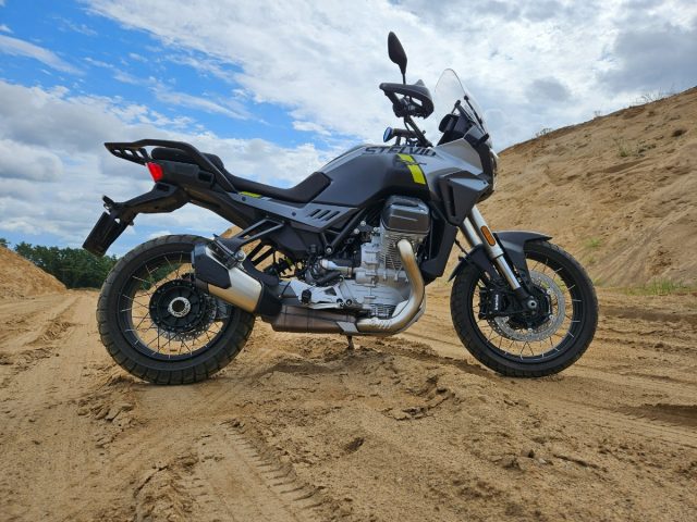 Moto Guzzi Stelvio 1000 – adventure z charakterem, pazurem i klasycznym sznytem [test, wady, zalety, dane techniczne, opinia, opis]