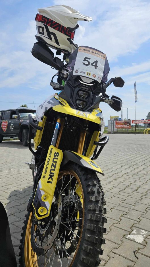 Ścigałem się moim V-Stromem 800 DE z Hołkiem i Giemzą w rajdzie Polskie Safari!