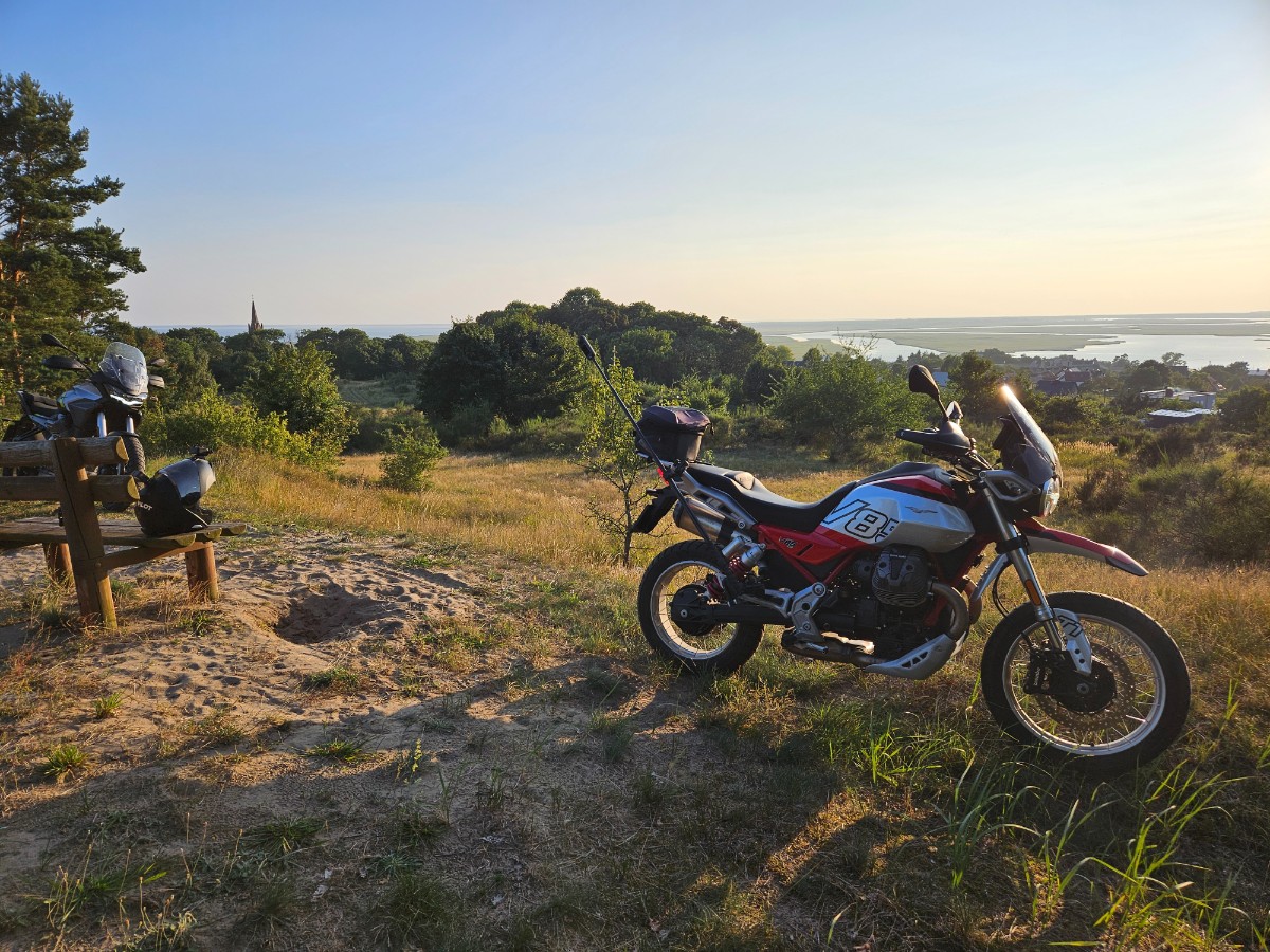Moto Guzzi V85 TT 2024: lekko zmieniony, niezmiennie znakomity [test, opinia, recenzja, dane techniczne, cena]