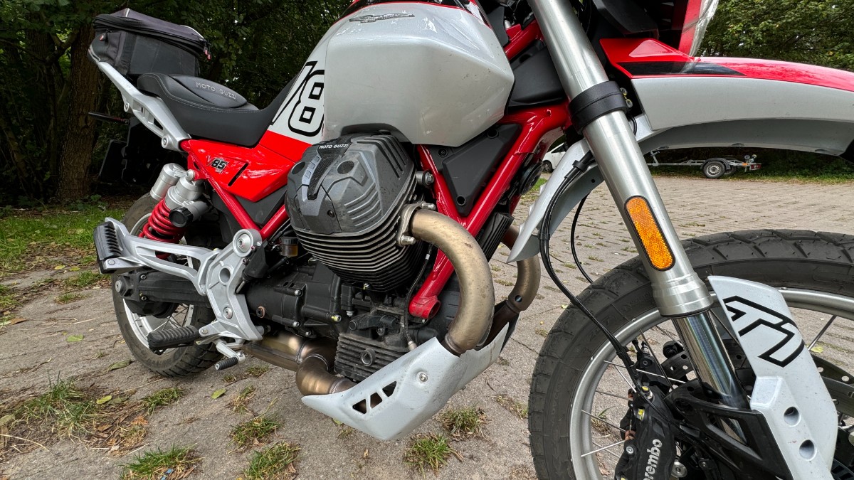 Moto Guzzi V85 TT 2024: lekko zmieniony, niezmiennie znakomity [test, opinia, recenzja, dane techniczne, cena]