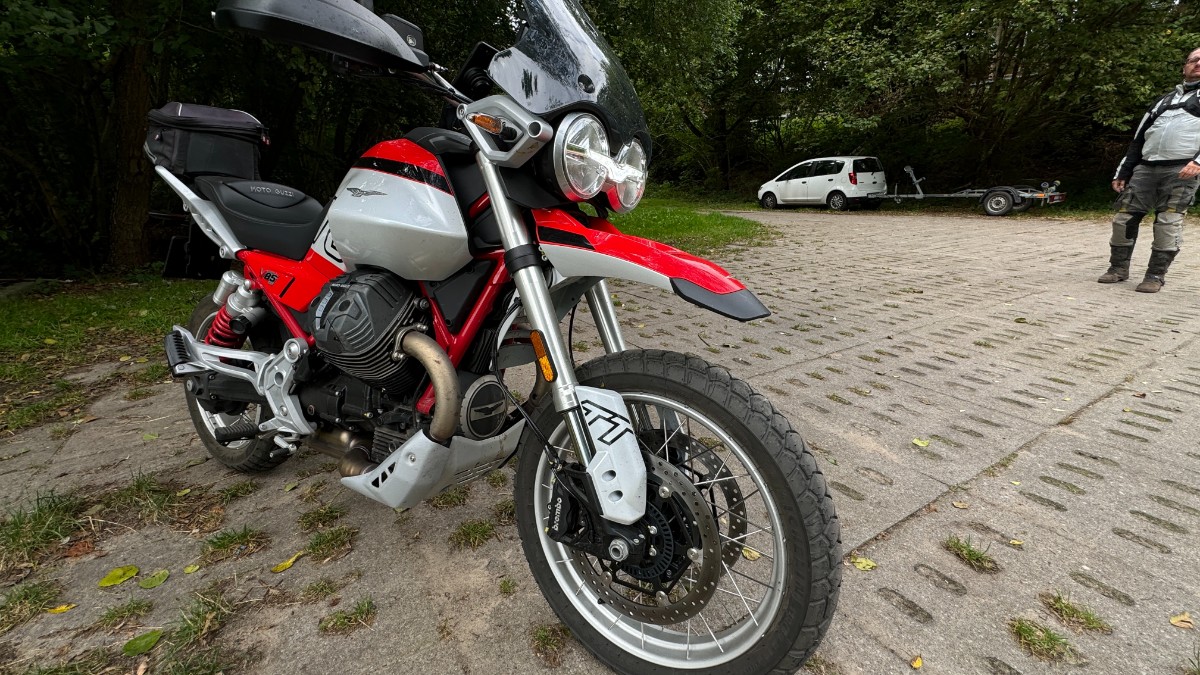 Moto Guzzi V85 TT 2024: lekko zmieniony, niezmiennie znakomity [test, opinia, recenzja, dane techniczne, cena]